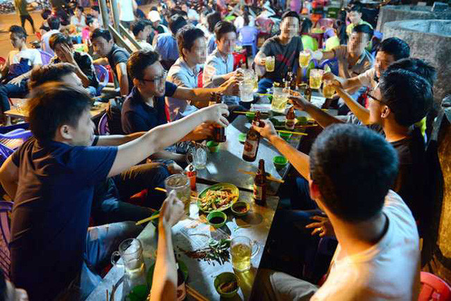 Từ 1/1/2021, cấm cán bộ công chức uống rượu bia vào buổi trưa ngày làm việc (ảnh minh hoạ). Từ 1/1/2021, cấm cán bộ công chức uống rượu bia vào buổi trưa ngày làm việc (ảnh minh hoạ).