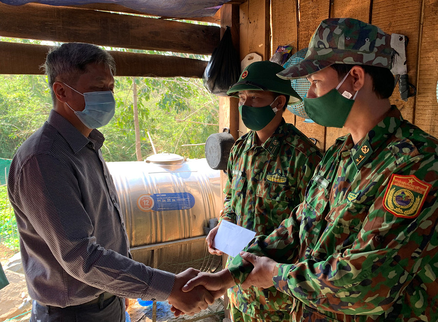Thứ trưởng Bộ Y tế Nguyễn Trường Sơn thăm và tặng quà động viên các chiến sĩ tại chốt chặn phía Bắc-Cửa khẩu Quốc tế Lệ Thanh. Ảnh: Như Nguyện Thứ trưởng Bộ Y tế Nguyễn Trường Sơn thăm và tặng quà động viên các chiến sĩ tại chốt chặn phía Bắc-Cửa khẩu Quốc tế Lệ Thanh. Ảnh: Như Nguyện