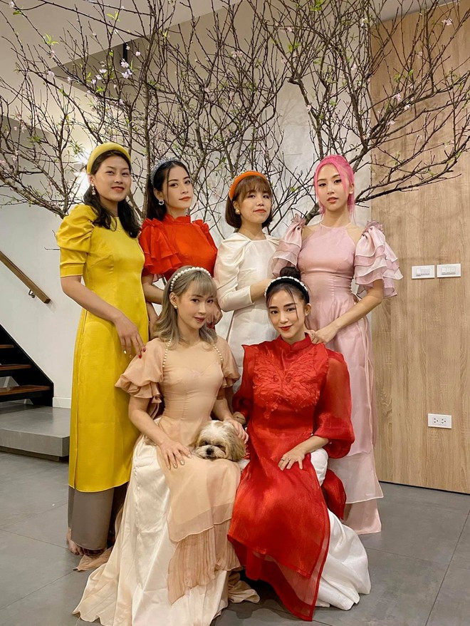 Salim còn là người lên tiếng về mối quan hệ của cả nhóm khi Quỳnh Anh Shyn và Chi Pu xảy ra mâu thuẫn. Cô cho biết bản thân cũng cảm thấy buồn khi cả nhóm gặp phải vấn đề , tuy nhiên, các thành viên đã tự giải quyết với nhau và mong rằng mọi chuyện sẽ không trở thành đề tài bàn tán của cộng đồng mạng ẢNH: FBNV