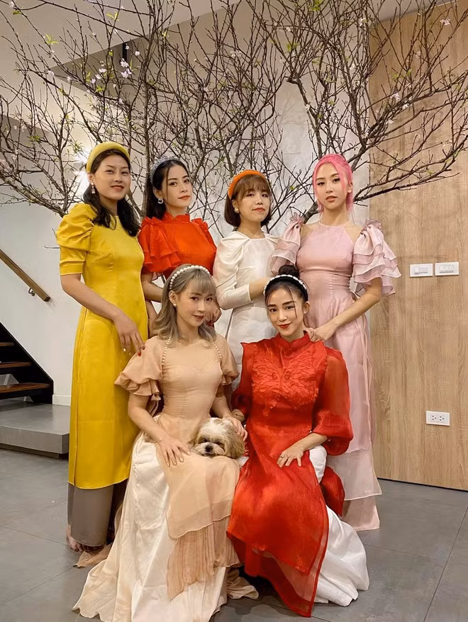 Salim còn là người lên tiếng về mối quan hệ của cả nhóm khi Quỳnh Anh Shyn và Chi Pu xảy ra mâu thuẫn. Cô cho biết bản thân cũng cảm thấy buồn khi cả nhóm gặp phải vấn đề , tuy nhiên, các thành viên đã tự giải quyết với nhau và mong rằng mọi chuyện sẽ không trở thành đề tài bàn tán của cộng đồng mạng ẢNH: FBNV