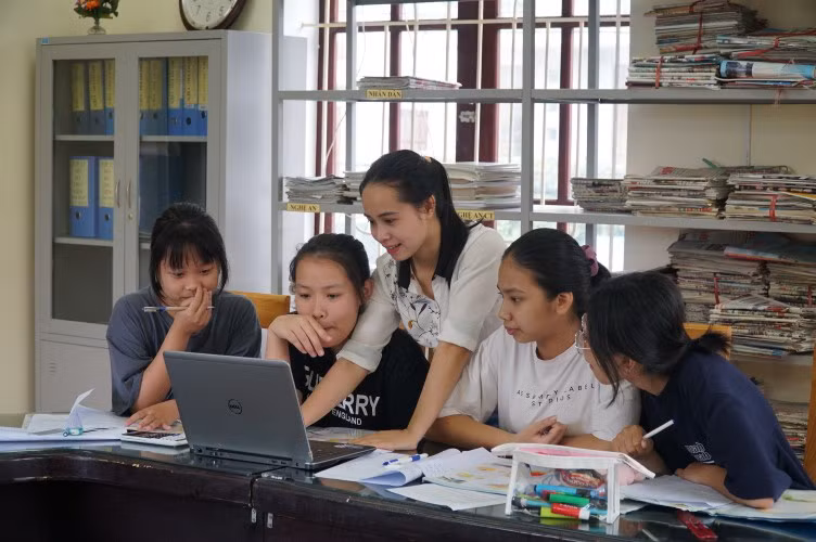 Cô Hiền là giáo viên trẻ nhất trong số 14 thủ khoa GV dạy giỏi tỉnh Nghệ An. Ảnh: NVCC