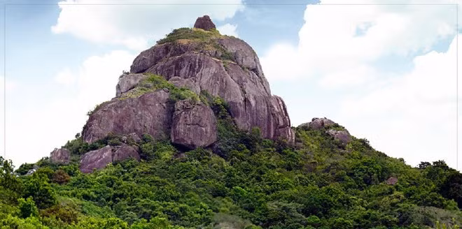 Tháp Hòn Chuông nằm trên một khối đá khổng lồ - ẢNH: NGUYỄN THANH QUANG Tháp Hòn Chuông nằm trên một khối đá khổng lồ - ẢNH: NGUYỄN THANH QUANG