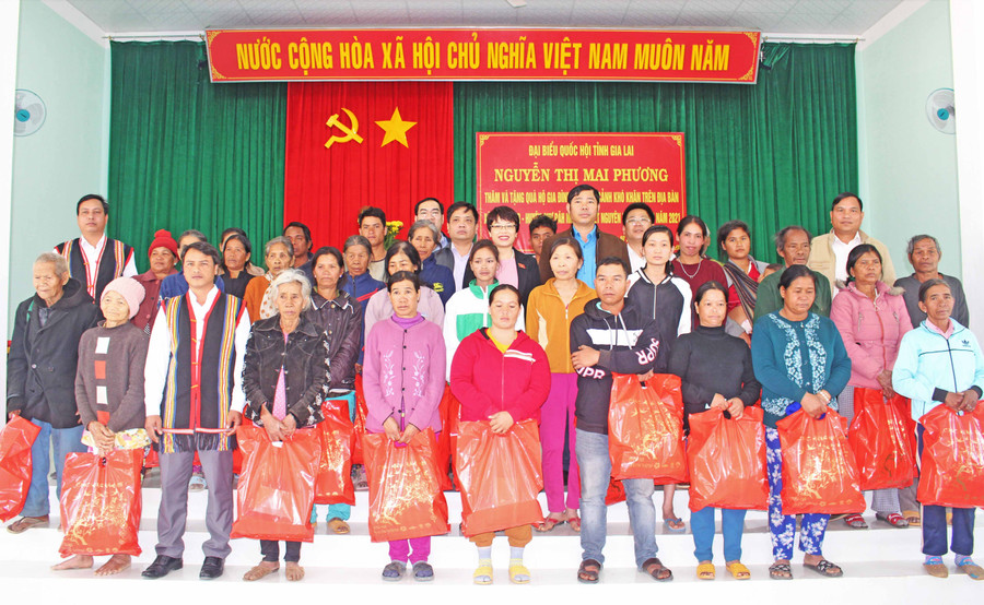 30 hộ gia đình người dân tộc thiểu số của xã Đăk Tơ Ve nhận quà tết từ Đại biểu Quốc hội Nguyễn Thị Mai Phương. Ảnh Nguyễn Giang