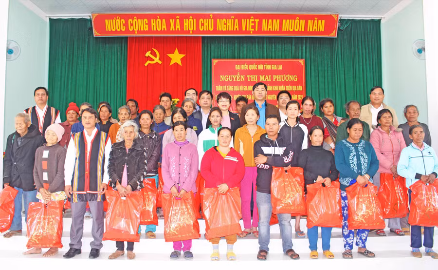 30 hộ gia đình người dân tộc thiểu số của xã Đăk Tơ Ve nhận quà tết từ Đại biểu Quốc hội Nguyễn Thị Mai Phương. Ảnh Nguyễn Giang