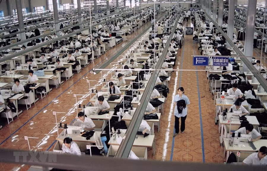 Công ty May Sông Hồng (Nam Định). (Ảnh: Bùi Tường/TTXVN)