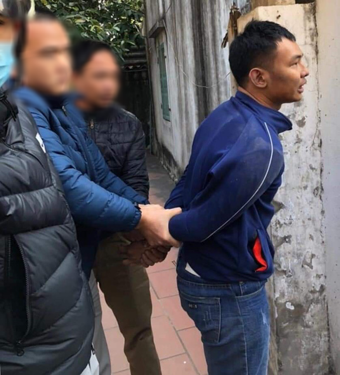 Lực lượng Công an khống chế, bắt gọn đối tượng - Ảnh: Facebook  Lực lượng Công an khống chế, bắt gọn đối tượng - Ảnh: Facebook