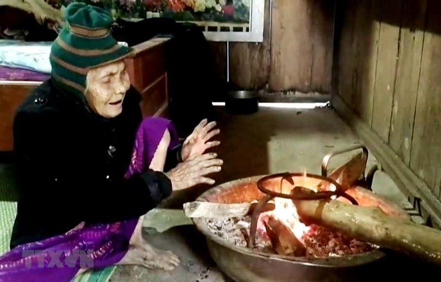 Người dân đốt than, củi để sưởi ấm. (Ảnh: Võ Dung/TTXVN)