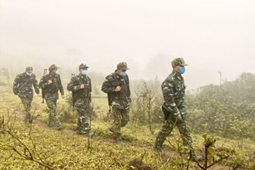 Biên phòng Đồn Hướng Lập (Quảng Trị) tuần tra biên giới ngăn chặn xuất nhập cảnh trái phép. Ảnh: HT