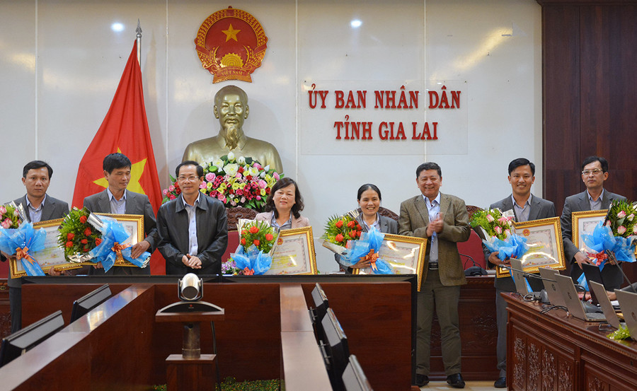 Phó Chủ tịch Thường trực UBND tỉnh Gia Lai Đỗ Tiến Đông tặng bằng khen của Chủ tịch UBND tỉnh cho các tập thể, cá nhân có thành tích xuất sắc trong phong trào thi đua 2020. Ảnh: Nguyễn Tú