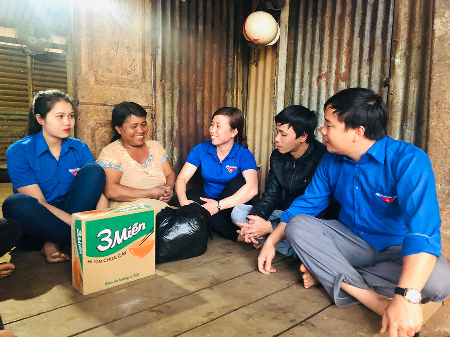 Đoàn xã Biển Hồ (TP. Pleiku) tặng quà hộ nghèo ở làng Ia Nueng. Ảnh: Phan Lài Đoàn xã Biển Hồ (TP. Pleiku) tặng quà hộ nghèo ở làng Ia Nueng. Ảnh: Phan Lài