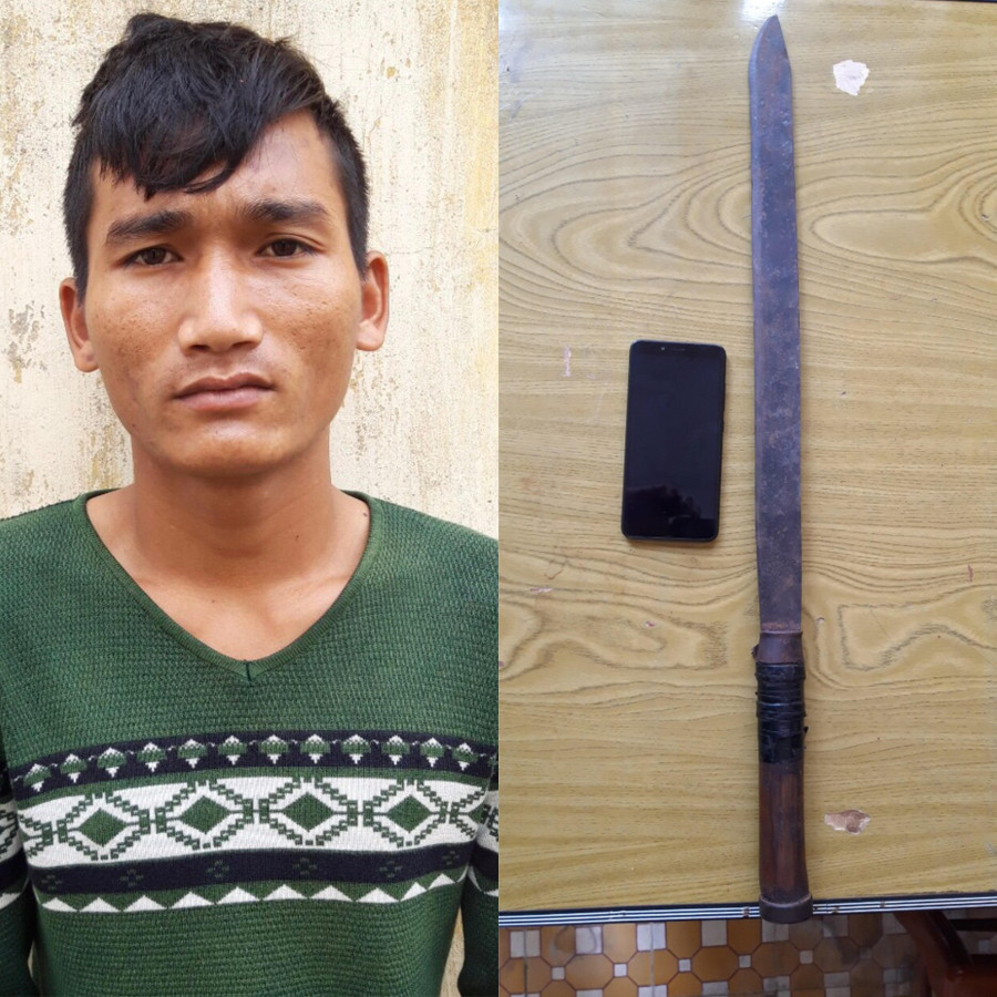 Đối tượng Kpă Nhơn cùng vật chứng là mã tấu và chiếc điện thoại bị thu giữ. Ảnh: Lê Văn Ngọc