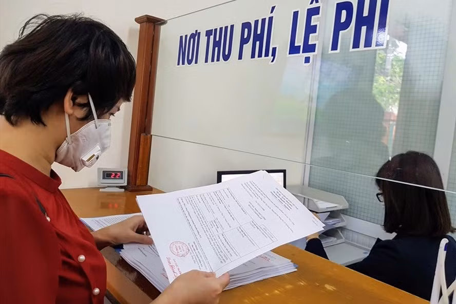  Năm 2021 tiếp tục cải cách mạnh mẽ thủ tục hành chính, điều kiện kinh doanh để các thành phân kinh tế phát triển mạnh mẽ, đặc biệt là kinh tế tư nhân. Ảnh: Vũ Long