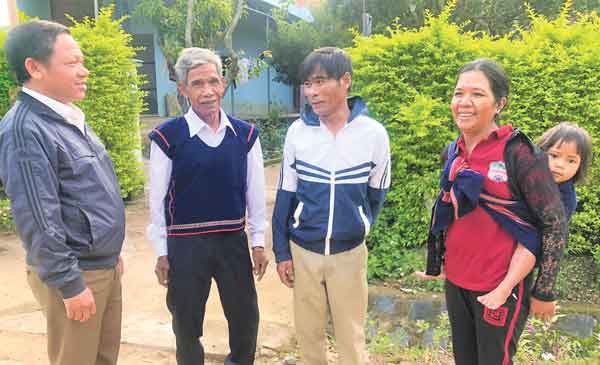 Ông Đinh Yem (thừ 2 từ trái sang) trò chuyện cùng người dân làng Đak Giang II (xã Đông, huyện Kbang). Ảnh: Đinh Yến