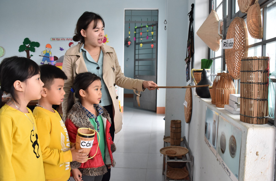 Học sinh Trường Mẫu giáo Đak Hlơ (huyện Kbang) tìm hiểu về bản sắc văn hóa các dân tộc tại “Góc địa phương”. Ảnh Trần Dung