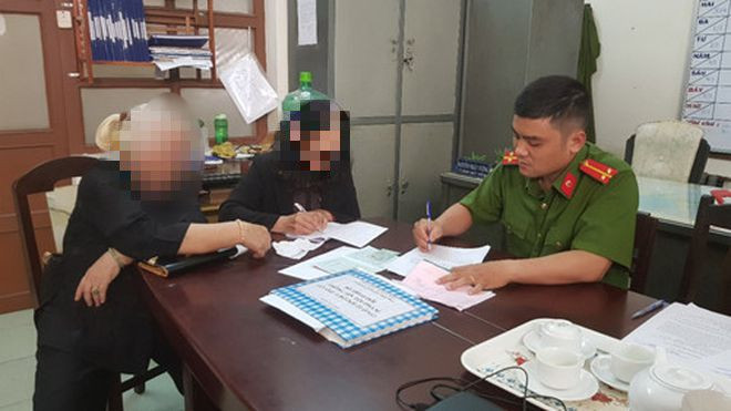 Một nạn nhân bị lừa đảo qua mạng trình báo tại Công an Q.Hải Châu, TP.Đà Nẵng - Ảnh: NGUYỄN TÚ Một nạn nhân bị lừa đảo qua mạng trình báo tại Công an Q.Hải Châu, TP.Đà Nẵng - Ảnh: NGUYỄN TÚ