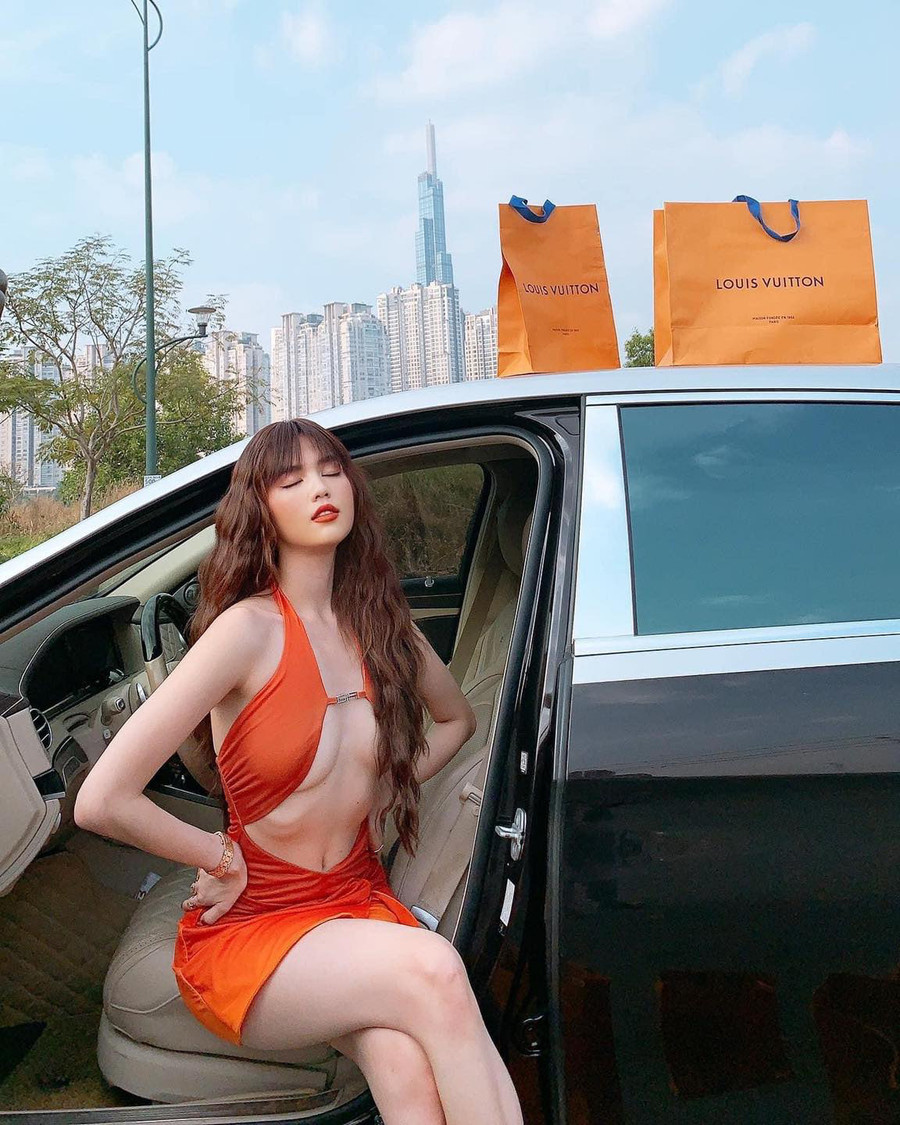 Riêng Ngọc Trinh chọn bộ váy bó sát tôn thân hình không chút mỡ thừa. Ngoài những lời khen ngợi vóc dáng quyến rũ thì 