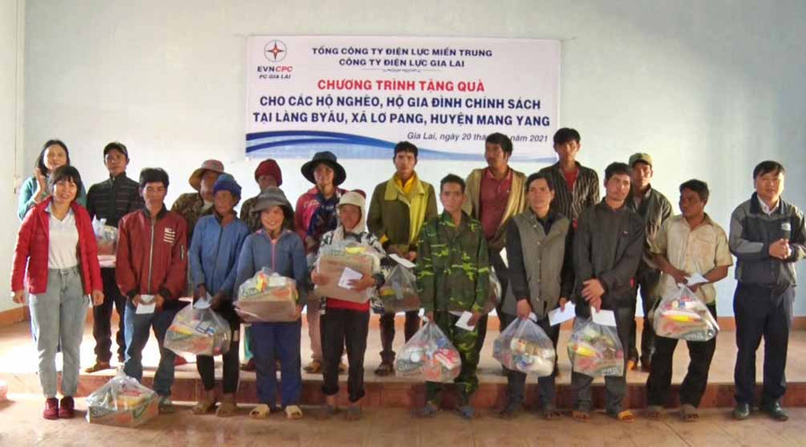 Bà Hồ Thị Minh Hiếu-Phó phòng Thanh tra, Trưởng ban nữ công (Công ty điện lực Gia Lai) trao tặng quà cho các hộ nghèo, gia đình chính sách tại làng Pyầu. Ảnh: Hà Phương