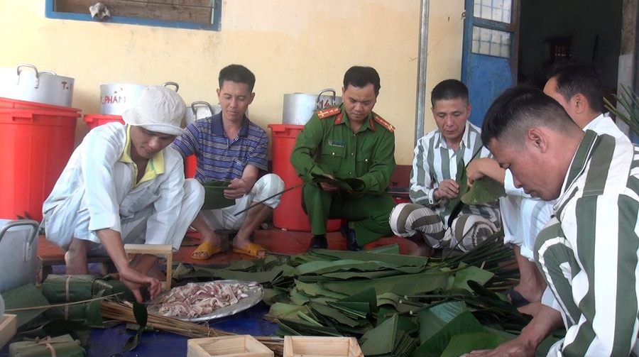 Cán bộ giám thị phân trại số 4 cùng các phạm nhân cùng nhau gói bánh chưng để chuẩn bị cho bữa cơm Tất niên. (ảnh 3)