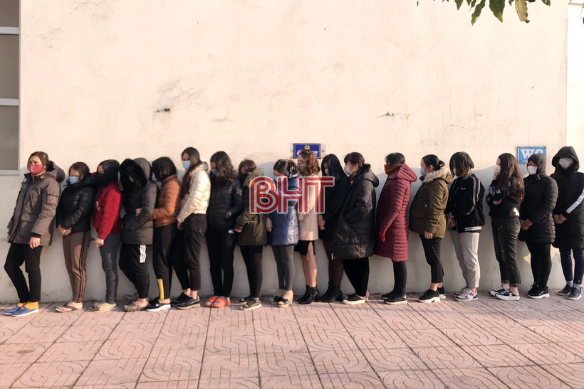 Công an TP.Hà Tĩnh triệu tập, làm việc với các đối tượng có liên quan đến đường dây đánh bạc. Ảnh: Báo Hà Tĩnh Công an TP.Hà Tĩnh triệu tập, làm việc với các đối tượng có liên quan đến đường dây đánh bạc. Ảnh: Báo Hà Tĩnh