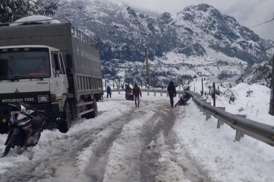  Ủy ban An toàn giao thông quốc gia đề nghị bảo đảm an toàn trong điều kiện băng tuyết. Ảnh: Lâm Anh.