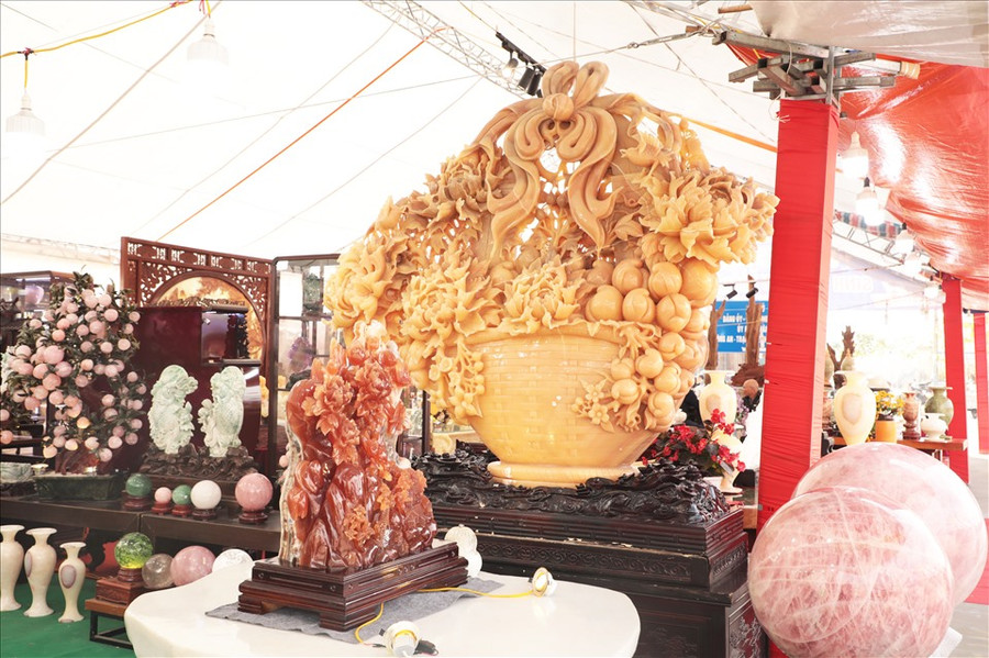 Giỏ hoa được trưng bày nổi bật tại triển lãm.