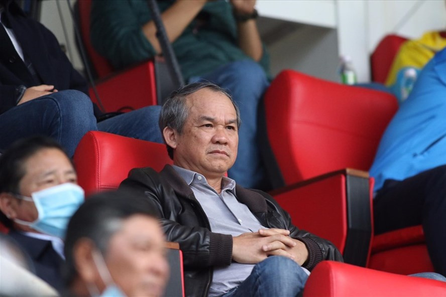 Bầu Đức dự khán trận Hoàng Anh Gia Lai - Sông Lam Nghệ An để động viên Kiatisak và các cầu thủ đội nhà. Ảnh: Trương Phi.