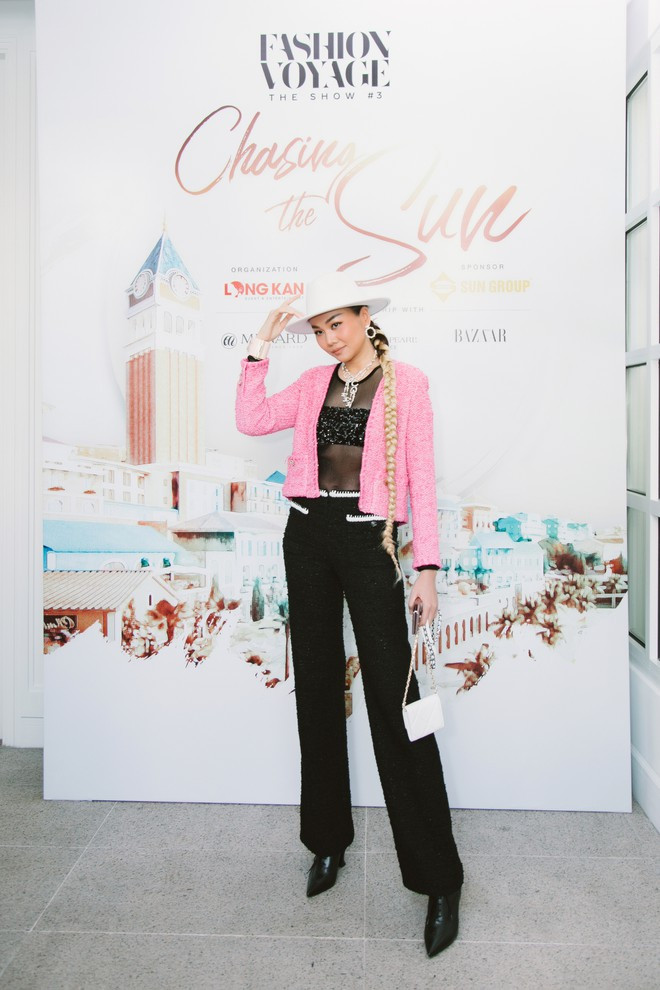 Chiều 7.1, Thanh Hằng gây chú ý khi xuất hiện tại sự kiện Fashion Voyage 3. Nữ siêu mẫu diện thiết kế xuyên thấu 