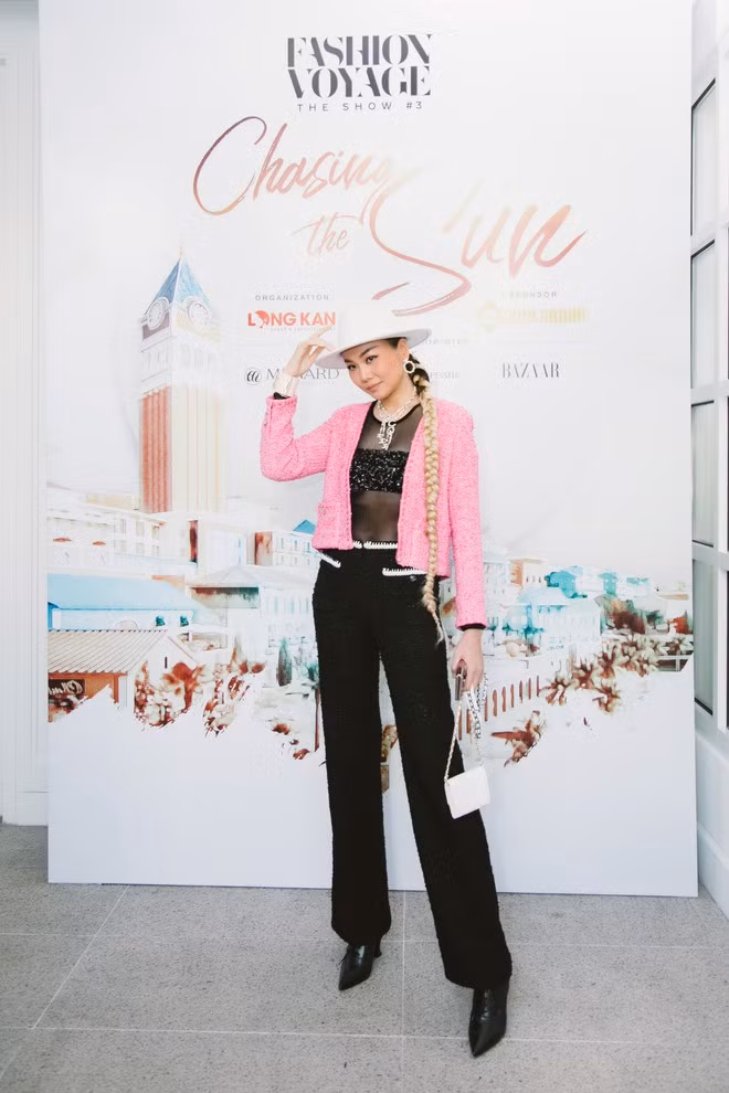 Chiều 7.1, Thanh Hằng gây chú ý khi xuất hiện tại sự kiện Fashion Voyage 3. Nữ siêu mẫu diện thiết kế xuyên thấu 