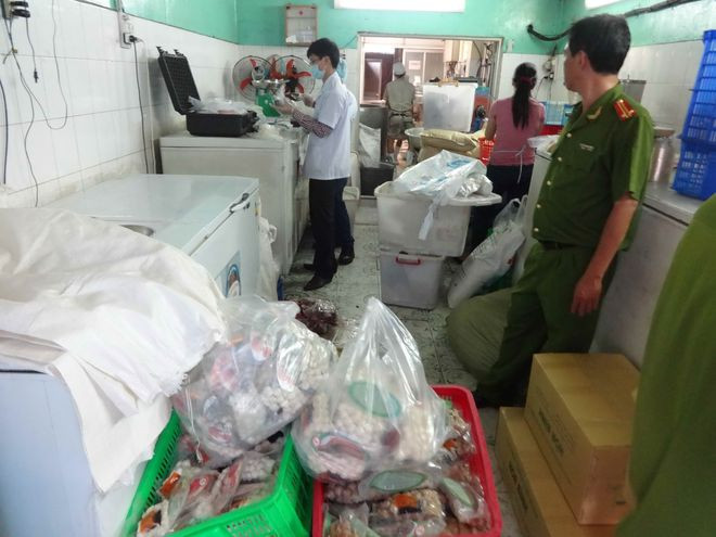 Lực lượng chức năng kiểm tra mẫu thịt làm bò viên - Ảnh: Hoàng Việt Lực lượng chức năng kiểm tra mẫu thịt làm bò viên - Ảnh: hoàng việt