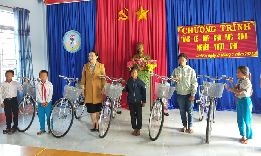 Tặng xe đạp cho học sinh trường Tiểu học Kim Đồng xã Chư A Thai. Ảnh: Hồng Ngọc Tặng xe đạp cho học sinh trường Tiểu học Kim Đồng xã Chư A Thai. Ảnh: Hồng Ngọc