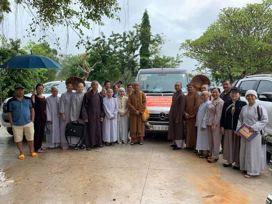 Đồng bào Phật giáo Gia Lai đi cứu trợ người dân miền Trung bị thiên tai năm 2020. Ảnh: Thanh Nhật