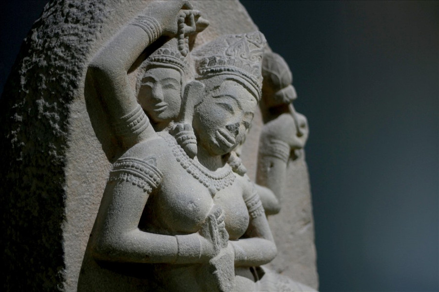 Phù điêu trang trí mặt chính diện, còn mặt sau lưng để trơn. Hình tượng thể hiện ở mặt chính là một vị nữ thần được khắc tạc nổi trong một hình vòm cung đầu nhọn hình lá nhĩ. Vị nữ thần có 3 đầu, bốn tay, thân mình uốn vặn trong tư thế múa, ngồi trên một tòa sen. Ảnh: N.T