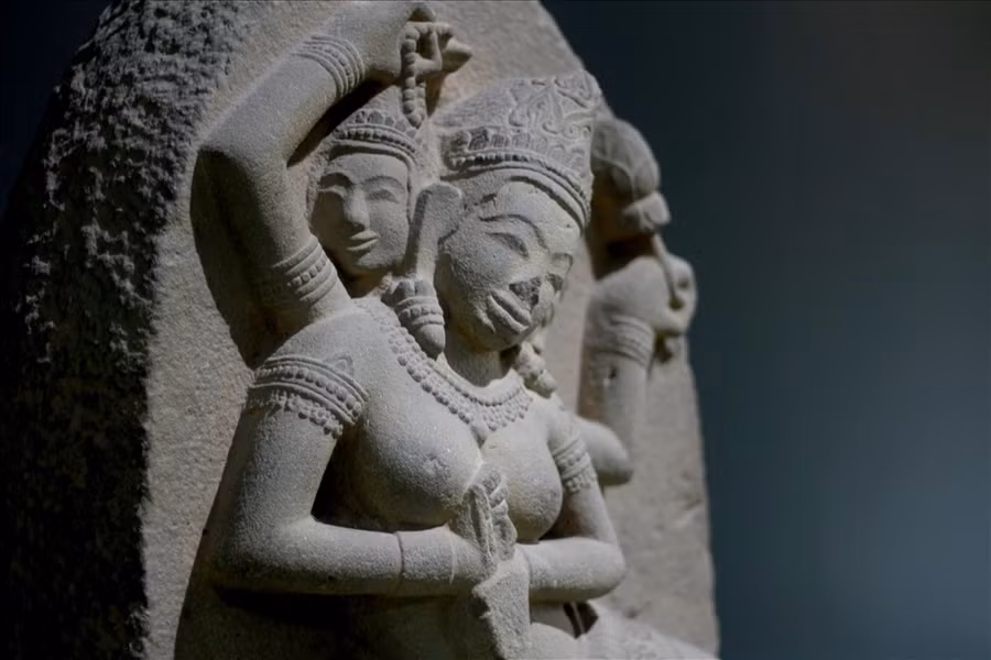 Phù điêu trang trí mặt chính diện, còn mặt sau lưng để trơn. Hình tượng thể hiện ở mặt chính là một vị nữ thần được khắc tạc nổi trong một hình vòm cung đầu nhọn hình lá nhĩ. Vị nữ thần có 3 đầu, bốn tay, thân mình uốn vặn trong tư thế múa, ngồi trên một tòa sen. Ảnh: N.T