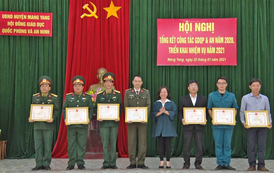 Bà Hoàng Thị Lan Anh-Phó Chủ tịch UBND, Chủ tịch Hội đồng giáo dục quốc phòng và an ninh huyện Mang Yang tặng giấy khen cho các cá nhân có thành tích suất sắc trong công tác giáo dục quốc phòng và an ninh năm 2020. Ảnh: Hà Phương