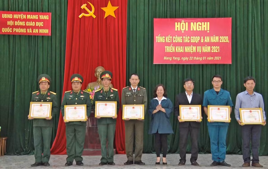 Bà Hoàng Thị Lan Anh-Phó Chủ tịch UBND, Chủ tịch Hội đồng giáo dục quốc phòng và an ninh huyện Mang Yang tặng giấy khen cho các cá nhân có thành tích suất sắc trong công tác giáo dục quốc phòng và an ninh năm 2020. Ảnh: Hà Phương