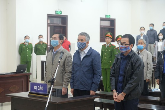 Các bị cáo tại phòng xét xử Các bị cáo tại phòng xét xử