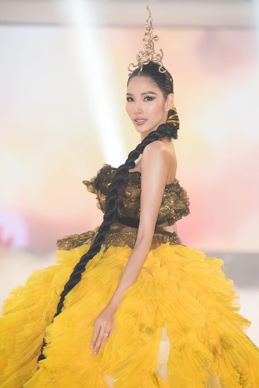 Cô hóa thân thành 