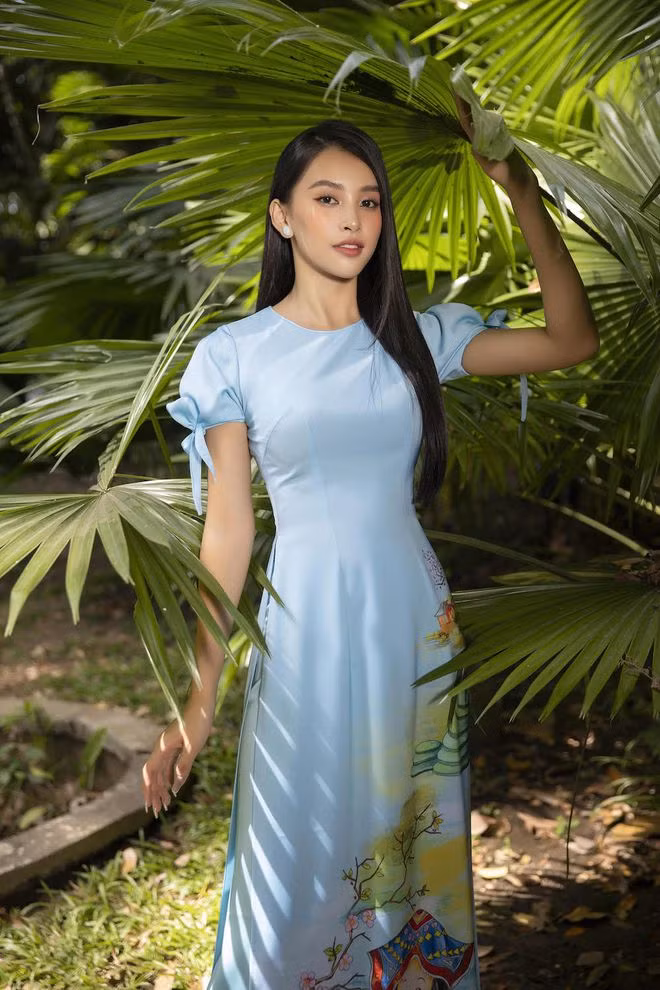 Tiểu Vy trang điểm nhẹ nhàng, phù hợp với tinh thần mà nhà thiết kế Ngô Nhật Huy muốn truyền tải. Có thể thấy sau hai năm đăng quang Hoa hậu Việt Nam 2018, người đẹp Quảng Nam tự tin hơn trước ống kính ẢNH: LÊ THIỆN VIỄN