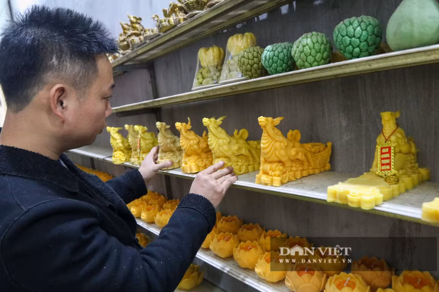 Ước tính, thời gian để hoàn thành mỗi chú trâu nến rơi vào khoảng 4 - 6 tiếng; với công suất hiện tại của nhà xưởng, mỗi ngày sẽ ra được 200 - 300 sản phẩm.