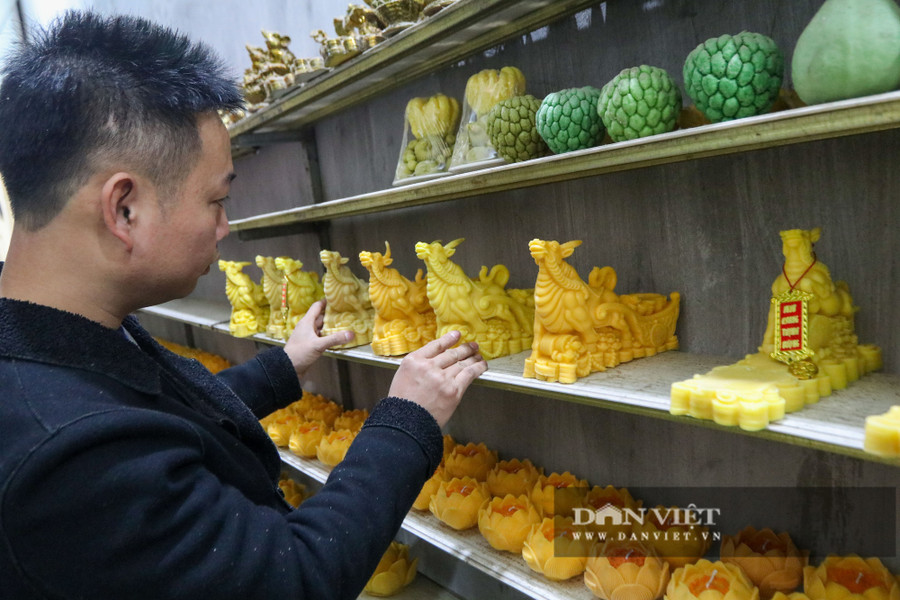 Ước tính, thời gian để hoàn thành mỗi chú trâu nến rơi vào khoảng 4 - 6 tiếng; với công suất hiện tại của nhà xưởng, mỗi ngày sẽ ra được 200 - 300 sản phẩm.