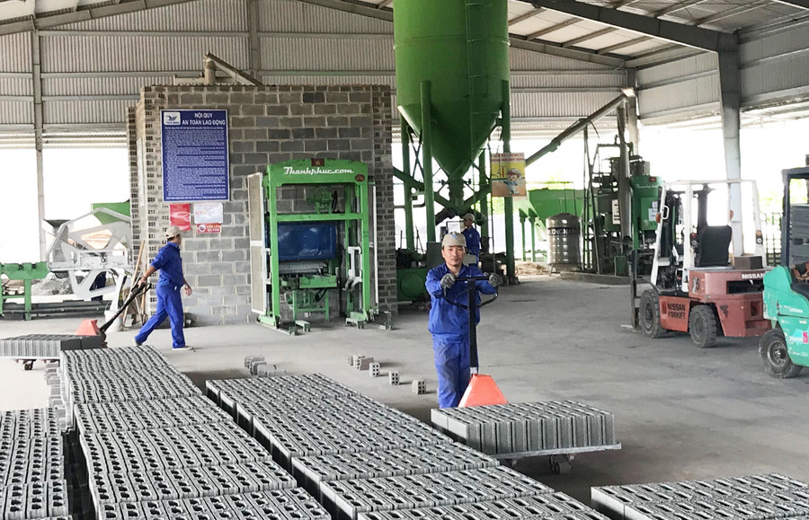 Phân xưởng sản xuất gạch không nung của Doanh nghiệp Tiến Minh (Khu Công nghiệp Diên Phú). Ảnh: Hà Duy Phân xưởng sản xuất gạch không nung của Doanh nghiệp Tiến Minh (Khu Công nghiệp Diên Phú). Ảnh: Hà Duy