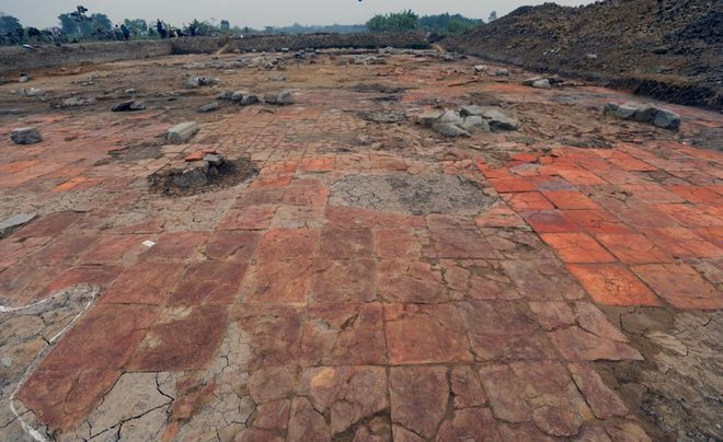 Dấu tích nền kiến trúc lát gạch vuông hố khai quật trung tâm Thành nhà Hồ - Ảnh: Trung tâm Bảo tồn Di sản Thành nhà Hồ cung cấp Dấu tích nền kiến trúc lát gạch vuông hố khai quật trung tâm Thành nhà Hồ - Ảnh: Trung tâm Bảo tồn Di sản Thành nhà Hồ cung cấp