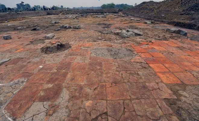 Dấu tích nền kiến trúc lát gạch vuông hố khai quật trung tâm Thành nhà Hồ - Ảnh: Trung tâm Bảo tồn Di sản Thành nhà Hồ cung cấp