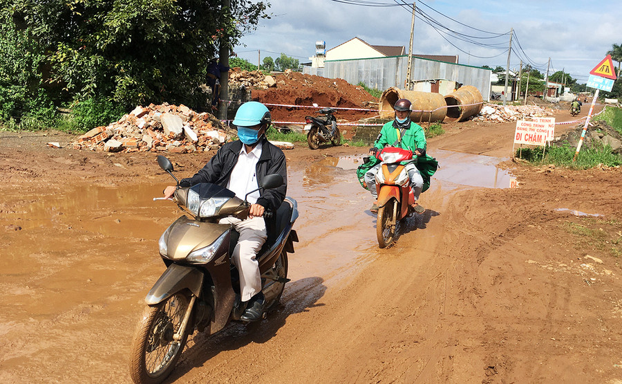 Nhà đầu tư tăng cường đôn đốc đơn vị thi công đẩy nhanh tiến độ hoàn thành Dự án mở rộng, nâng cấp đường Phạm Ngọc Thạch. Ảnh: Minh Nguyễn Nhà đầu tư tăng cường đôn đốc đơn vị thi công đẩy nhanh tiến độ hoàn thành Dự án mở rộng, nâng cấp đường Phạm Ngọc Thạch (TP. Pleiku). Ảnh: Minh Nguyễn