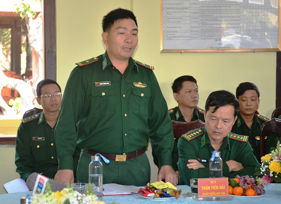 Lãnh đạo Đồn Biên phòng Ia Mơr báo cáo về công tác đảm bảo an ninh. Ảnh: Vĩnh Hoàng