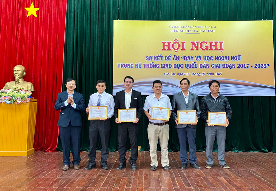 Phó Giám đốc Sở GD-ĐT Nguyễn Văn Long trao tặng giấy khen của Giám đốc Sở GD-ĐT cho 5 tập thể đạt thành tích xuất sắc. Ảnh: Hồng Thi.