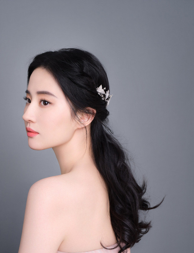 Nhìn từ góc nghiêng, người xem hoàn toàn có thể chiêm ngưỡng được phần quai hàm thanh thoát cùng chiếc mũi cao thẳng tắp của Lưu Diệc Phi. So với hình ảnh có phần phát tướng thời gian trước thì quả thực là đẹp hơn nhiều.