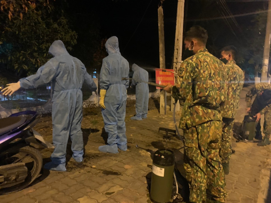 Các chiến sĩ Quân đoàn 3 khử khuẩn cơ thể sau khi vào khu cách ly bơm dung dịch khử trùng. Ảnh.Vũ Chi