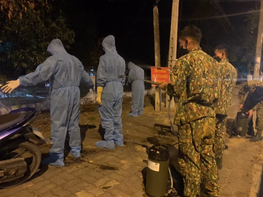 Các chiến sĩ Quân đoàn 3 khử khuẩn cơ thể sau khi vào khu cách ly bơm dung dịch khử trùng. Ảnh.Vũ Chi