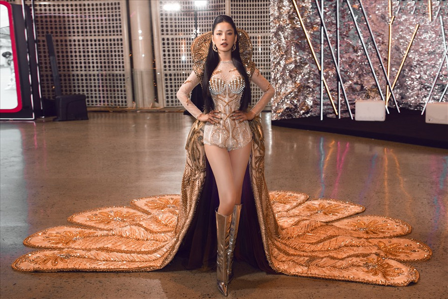 Ekip đã dành 1.000 giờ đồng hồ để tạo nên bộ trang phục lộng lẫy. Với vóc dáng thon gọn, Chi Pu không khó để chinh phục thiết kế độc đáo này.